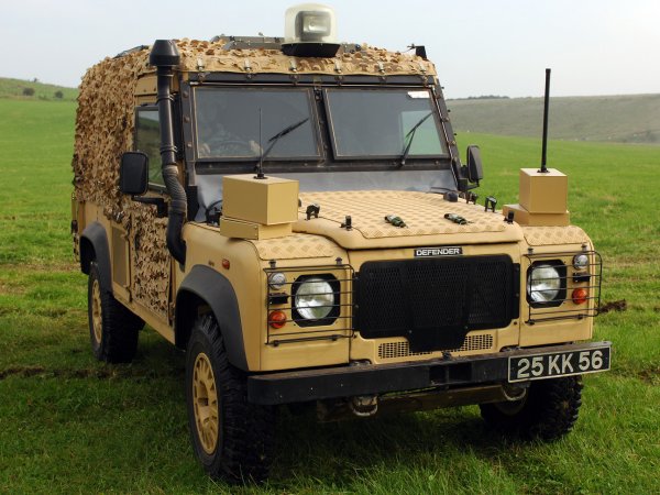 Една от най-известните армейски версии на Defender е патрулната машина Land Rover Snatch (на снимката), която е на шасито на 110. Тъжното в случая е, че всъдеходът е разработен основно за операции в Северна Ирландия, за борба с размириците и атентатите в края на миналия век. Иначе, извън армейската служба, Defender е достигнал култов статус като експедиционна машина, с невероятните си приключения по цели свят. Дали наследникът му ще успее да извоюва и частица от славата, предстои да разберем.