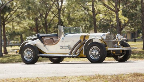 Не е типичната кола за актьора, но пък, както признава и той самият, това е една от любимите му машини. И което е по-важно - той обича да кара този Excalibur SSK от 1969 година. В последно време забележителният роудстър често може да бъде видян по улиците на Бевърли Хилс с бившия губернатор на Калифорния зад волана.