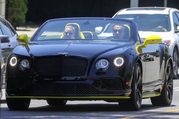 Знаменитият актьор често е казвал, че не е особено луд по луксозните и скъпи марки, което обаче не точно така. А едно от доказателствата е черното Bentley Continental GT, струващо 265 000 долара. И това е напълно нормално, тъй като трудно някой би устоял на този автомобил с W12 мотор, развиващ 625 к.с.