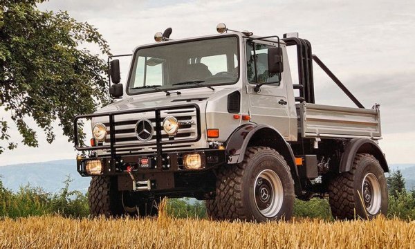 Mercedes Unimog е превозно средство, което идеално подхожда на имиджа, а и на размерите на Арнолд Шварценегер. Той има дори два такива всъдехода в гаража си, като единият е в базовата версия за 225 000 долара, а вторият е правен по поръчка, така че явно е доста по-скъп.