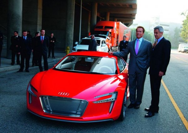 Освен с военни автомобили, Арнолд разполага и с няколко коли, които биха се вписали в по-модерната категория. Неговото Audi R8 е персонализирана версия, популяризирана от друг известен актьор - Робърт Дауни-младши. Всичко по колата е направено както иска самият Шварценегер.