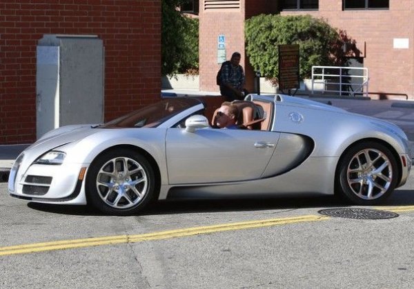 Bugatti е известни с това, че прави много луксозни и много скъпи коли, но актьорът може да си позволи дори нов Veyron, за който плати 2,5 млн. щатски долара. През 2018 година тази кола беше пусната за продажба, като нейният пробег беше едва 1000 мили.