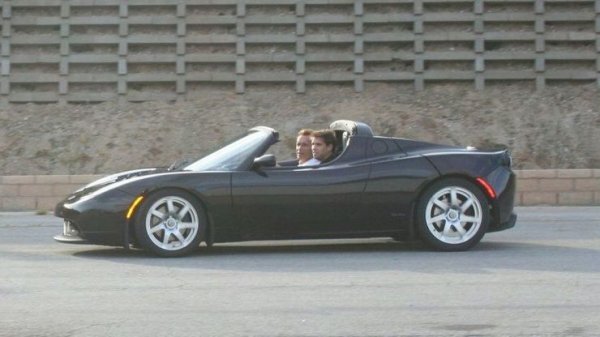 Преди Tesla да стане това, което е днес и да пусне на пазара Model S, тя започна да предлага модела Roadster. Той няма нищо общо с този електромобил, който трябва да се появи догодина, като предлагаше сравнително малък пробег и мощност от 250 к.с. Но пък беше напълно екологичен и Арнолд плати 100 000 долара, за да го притежава.