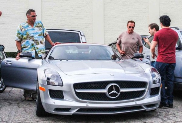 Друг модерен автомобил от колекцията на Арнолд е Mercedes-Benz SLS AMG Roadster. Тази красива машина е кабриолет, който актьорът видял, докато обядвал в ресторант. И без да се колебае си го купил веднага. Колата струва между 130 000 и 540 000 долара в зависимост от екстрите, като си сигурност тази на Шварценегер е от скъпите.