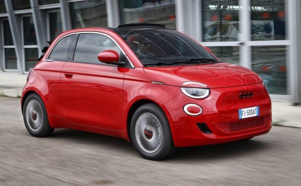 Тук сме събрали в една графа електрическия и бензиновия модел, които анализаторите на DataForce разглеждат поотделно. Търсенето и за двата расте, общите регистрации са с над 26% повече, отколкото през миналата година. И тук, както при Panda, най-големият пазар е Италия. 
