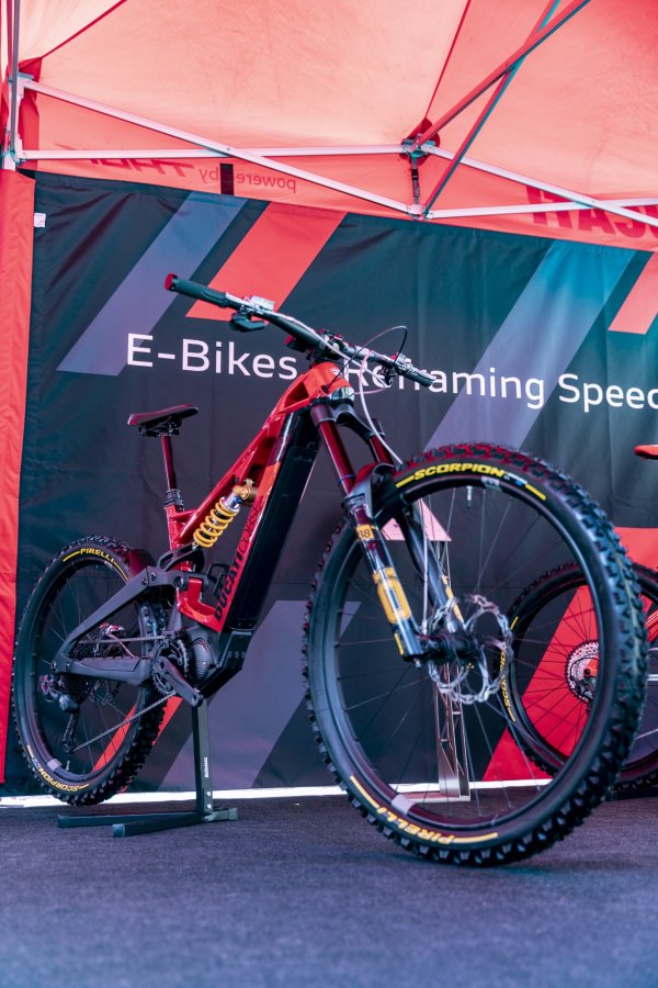 Електрическият мотор Shimano Steps EP801 (250 Watt) осигурява въртящ момент от 85 Nm и достига максимална скорост от 25 km/h. Задвижващият блок се захранва от литиево-йонна батерия Shimano 630 Wh. Електрическият мотор Shimano разполага с два предварително конфигурирани помощни профила : дълго каране (насърчава увеличаване на автономността при дълги карания) и Бързо каране (увеличава мощността на двигателя). В допълнение към тези два предварително дефинирани режима - водачът има възможност да създаде чрез приложението Shimano &ldquo;E-Tube Project&rdquo;  до 15 персонализирани системн. 

Чрез LCD дисплея Shimano SC-EN600 водачът контролира работата на електрическия мотор. Powerstage RR включва Sram GX Eagle AXS 12-скоростна група. Хидравличната спирачна система е с "вълнообразни" дискове с дебелина 203 мм и 3 мм. Този избор, според Ducati, позволява по-добро спиране и радиално разширяване на диска при екстремни горещини.
