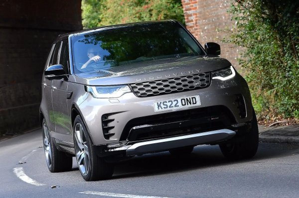 Повреди в двигателя са основният проблем на 32% от собствениците на Land Rover Discovery. Съобщава се още за повреди в климатика, батерията, каросерията, вътрешната облицовка и сателитната навигация/информационно-развлекателната система. 60% от автомобилите са прекарали в сервиза повече от седмица, но най-доброто е, че Land Rover е платил за ремонта на всички дефектни автомобили.