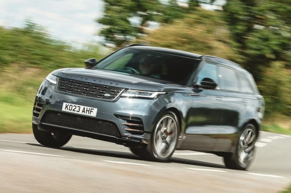 Собствениците на Range Rover Velar се оплакват, че 32% от колите им имат проблеми, много от които с 12-волтовата батерия. Всички автомобили все още е можело да се управляват, но на Land Rover и неговите дилъри са били необходими повече от седем дни, за да поправят 63% от тях. 
