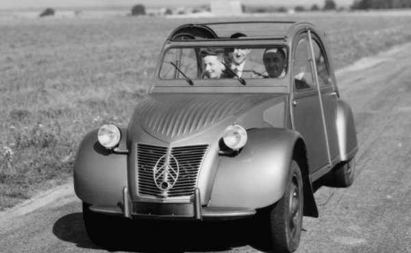 Citro&euml;n замисля 2CV масова и безпроблемна кола, която не трябва да носи претенциозно название. Затова е наречена 2CV, тъй като 375-кубиковият двигател има 2 конски сили (chevaux-vapeurs) по френската система. По-късните автомобили с по-големия двигател с обем 602 куб.см. вече разполагат с 3 конски сили, но името не е променено на 3CV.
