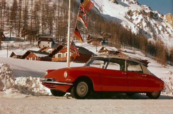 На пръв поглед Citro&euml;n DS носи две произволно избрани букви. Те не са инициали, но и не са напълно безсмислени. На френски език буквите DS се произнасят като думата d&eacute;esse, която буквално се превежда като богиня. Това е подходящо име за модел, представен като богиня на пътя. 

Моделът CX, пуснат през 1974 г., за да замени DS, е кръстен на термина за коефициент на съпротивление. Собственият му коефициент на съпротивление е 0,36, което е отлично постижение за времето си. То е по-добро от показателите на BMW Z3 M Coupe (0.37) и на оригиналната Mazda MX-5 Miata (0.38).
