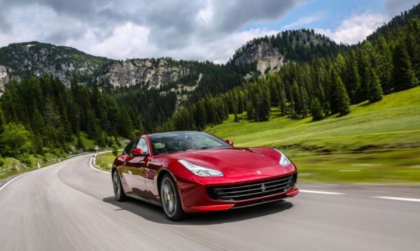 Дешифрирането на името на Ferrari GTC4Lusso изисква разделянето му на три части. GTC е почит към класическите модели на Ferrari, включително 330 GTC, представен на автомобилното изложение в Женева през 1966 г. Номер четири сигнализира статута му на четириместен, докато луссо означава лукс на италиански.

Ако видите T в края, това е индикация, че мощността идва от по-малкия V8 двигател с двойно турбо, а не от мощния V12.

