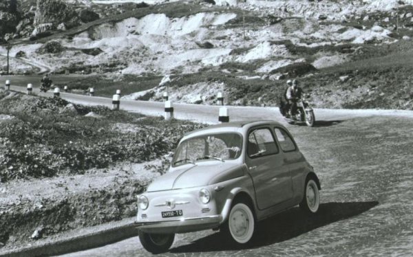 Сегашният Fiat 500 е кръстен на модела за задно задвижване, представен през 1957 г. Това е евтина, малка кола, предназначена предимно за шофьори, които искат нещо по-сериозно от мотопед или скутер. Оригиналният модел използва двигател с 2 цилиндъра и обем от 479 куб. см. 

Във Fiat решават да закръглят числото на 500 и оттам идва името, като това е честа практика по това. По-големият мотор е с 4-цилиндров с 633 куб. км и моделът съответно е 600.
