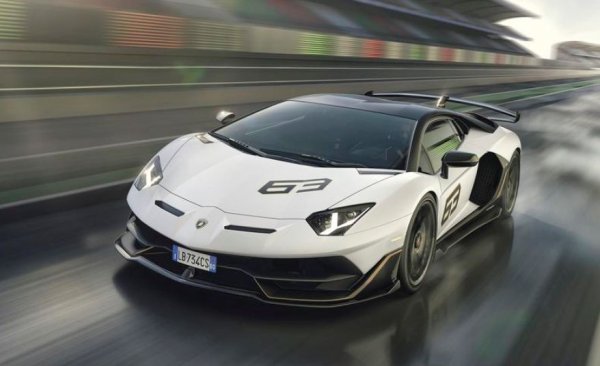 В Lamborghini не считат за достатъчно появята на емблема с бик на автомобилите си,  но и дават някои от имената на тези животни на колите си. Aventador се казва бикът, който печели наградата за смелост през 1993 г. 

Huracan звучи като ураган на испански, но така се казва друго животно от тази порода от 1879 г. Кросоувърът Urus пък е кръстен на порода огромни бикове, които изчезват още през 17-и век.
