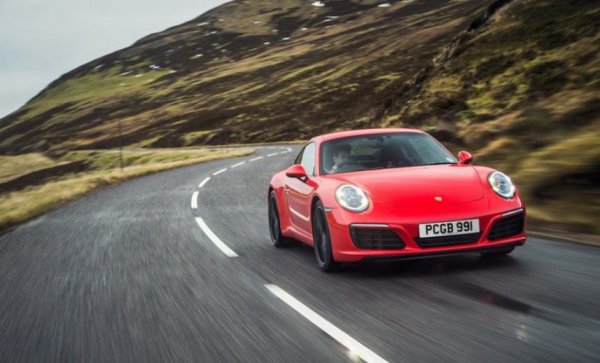 През 1963 г. Porsche представи на автосалона във Франкфурт модела 901, който е наследник н 356. С него марката привлече интереса на цял свят, но и на французите от Peugeot. Те побързаха да припомнят на немците, че притежават правата върху всяка трицифрена комбинация с "нула" в срещата. 

За да не наруши търговското право, Porsche бе принуден да смени името си, но преди това произведе 82 бройки от модела под името 901.
