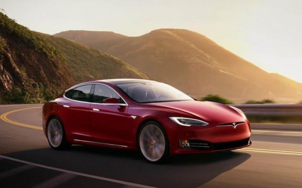 Първият автомобил на Tesla беше просто наречен Roadster. Базираната в Калифорния компания пусна нова система за имената, когато представи модела S (на снимката) през 2012 г. По-късно излязоха Model X и Model 3, а през тази години към тях трябва да се присъедини и Model Y.

Ако вземете само последните букви на четирите автомобили ще получите SX3Y. Сега ги разбъркайте леко и заменете 3 с E, каквато е оригиналната идея на Илон Мъск и екипа му. Ще се получи SEXY, но това намерение беше провалено от Ford, който притежава правата върху името Model E. И няма намерение да ги продава или преотстъпва.
