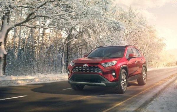 Toyota проектира оригиналния RAV4  преди терминът SUV да стане широко известен. Името означава "реакреационен (възстановяващ силите си) активен автомобил с четири задвижващи колела). Това не е особено точно, защото на повечето от пазарите този модел се предлага и само с предно задвижване.
