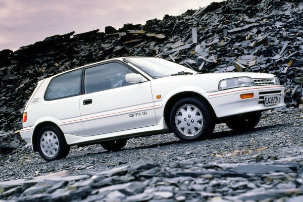 Преди повече от 30 години Toyota Corolla имаше и версия GTi. Тогава мнозина се изказаха ласкаво за хечбека AE90, но признаха, че шаситата на Golf GTI или Peugeot 309 GTi са по-добре настроени, което ги прави и по-вълнуващи за каране. Проблем беше и твърде обичайният външен вид, който почти не се различаваше от този на обичайната Corolla и съответно отблъсна много от купувачите.