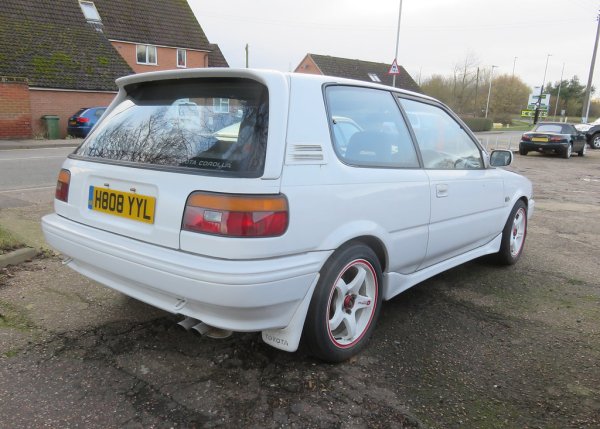 Тази Toyota обаче имаше едно много силно оръжие – двигателят 4A-GE с 16-клапанна глава Yamaha и обем 1,6 литра, който развива 123 к.с. И което е по-важно – той се развърта до цели 8000 об/мин. Дори в наши дни много фенове ценят този мотор, като го поставят на модели на Toyota със задно предаване. Самата Corolla GTI обаче се превърна в разочарование на пазара.