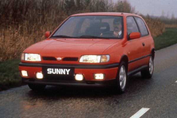 Някои експерти твърдят, че N14 Nissan Sunny GTI, благодарение на перфектно настроено шаси с независимо задно окачване, може да победи дори легендарното Renault Clio Williams в състезание. Добавете малкото тегло – 1080 кг, както и чудесния 2,0-литров двигател SR20DE със 143 к.с., и получавате рецепта за истински бестселър през 90-те години. 