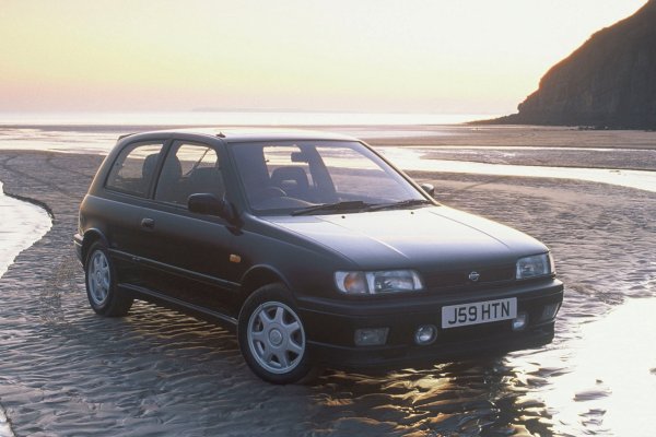 Моделът се предлагаше под формата на хечбек с три врати с вертикална задна врата, както и като лифтбек с пет врати, но така и не се превърна в хит. Най-вероятно заради посредствения дизайн, който следваще стила на VW Golf.