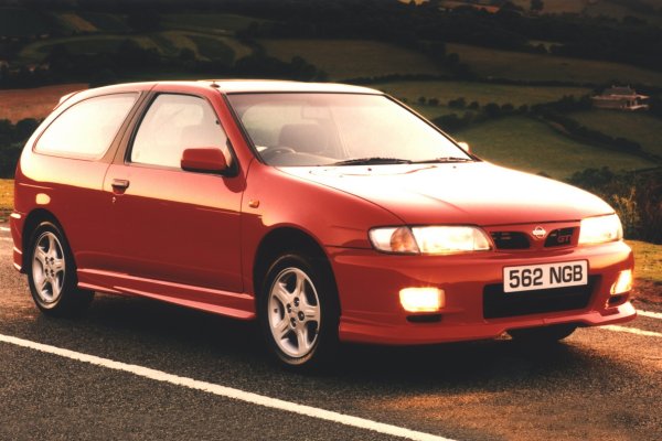Представеният през 1995 г., Nissan Almera беше само развитие на модела Sunny. Вместо независимо задно окачване, той получи напълно различна схема - обикновена греда с необичаен механизъм на Scott-Russell. Версията GTI излезе година по-късно и запази успешния двигател SR20DE, като получи похвали заради отличното окачване, отзивчивото шаси и информативния волан. Атмосферният мотор с обем 2,0 литра също се справяше чудесно.