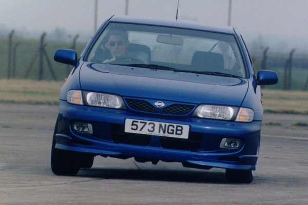 Като Almera GTI се оказа един от най-успешните хот хечове на своето време, но в наши дни малцина си спомнят модела. Може би заради скучният външен вид, който изглеждаше сякаш сглобен от дизайнерски клишета. Или пък заради факта, че каросерията на този автомобил ръждясваше бързо.