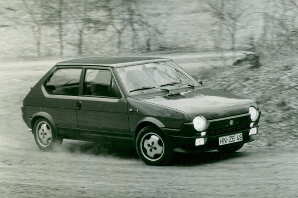 Fiat Ritmo беше представен през 1978 г., като представляваше ултрамодерен и много ексцентричен хечбек, построен върху платформата с предно задвижване на предишния модел - технически пробивния, но обикновено изглеждащ Fiat 128. Три години по-късно италианците пуснаха на пазара топ-версията Abarth 125 TC. Под капака на компактен хечбек те поставиха огромен двигател по това време – 2,0-литрова версия на легендарния двигател на Fiat „Twin Cam“, проектиран от Аурелио Лампреди. Той беше съчетан с вентилирани спирачки, спортно окачване и 5-степенна скоростна кутия. 