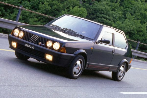 Хот-хечът се оказа по-бърз от Ford Escort XR3i, Opel Kadett GTE и Volkswagen Golf GTI. А след фейслифта (на снимката) Abarth получи чифт хоризонтални карбуратори Weber и още повече мощност - 130 к.с Този автомобил рябваше да се превърне в жива легенда сред „горещите хечбеци“, но ръждясваше мното бързо и до наши дни има много малки оцелели бройки от модела.