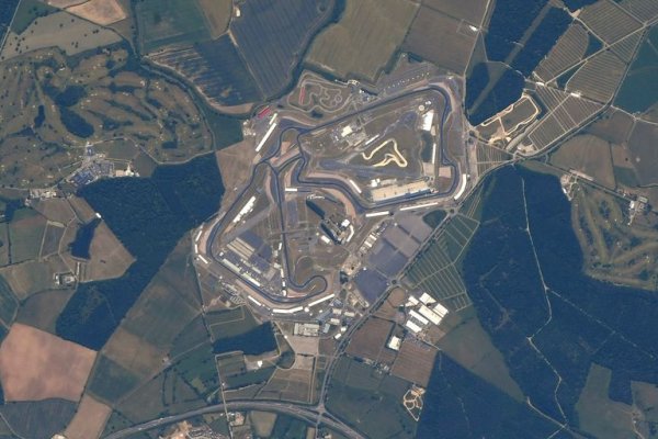 „Силвърстоун е страхотна писта, изглежда прекрасно от космоса, първият ми кадър е направен дни преди старта от Формула 1 там. Също като в Белгия и тази писта трудно се открива, тъй като навсякъде около нея е зелено, няма по-особени ориентири.”