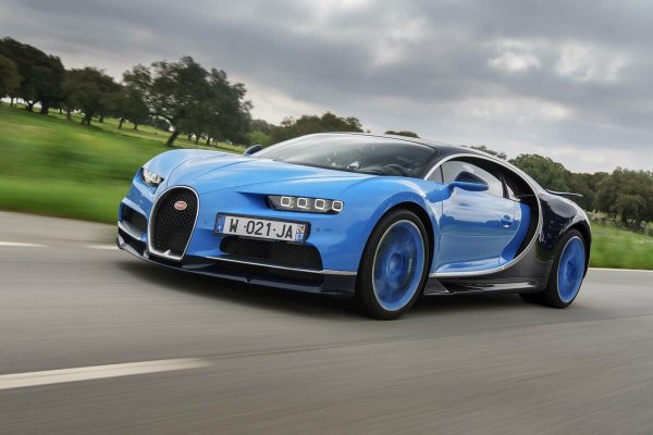 Едва ли първата позиция на хиперколата на Bugatti е изненада за някой. Под капака на Chiron е поставен 8,0-литров W16 с 4 турбини, които развива 1500 к.с. Той се нуждае от 21,5 литра, за да измине 100 км, което означава, че при редовно каране собственикът на този автомобил харчи около 20 000 долара за бензин годишно.