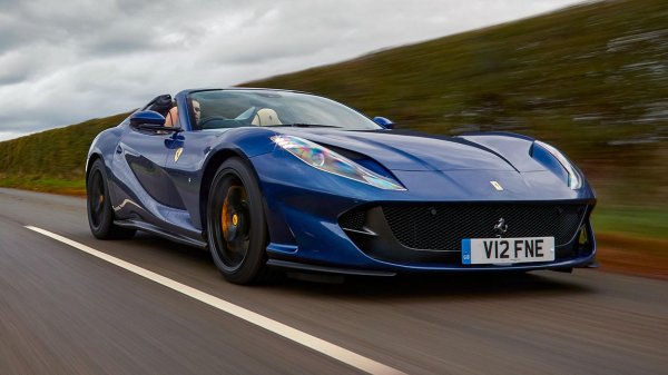 Новият модел на Ferrari изглежда луксозно и върви страхотно, което дава страхотни усещания на неговия шофьор. Ускорението от 0 до 100 км/ч отнема само 2,8 секунди, но на магистрала разходът достига 16,1 л/100 км. В града нещата се променят и този показател вече скача до 20 л/100 км.