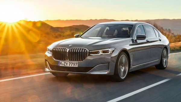 И сега обърнете внимание на промяната в радиаторната решетка при последния фейслифт на 7-ата серия.