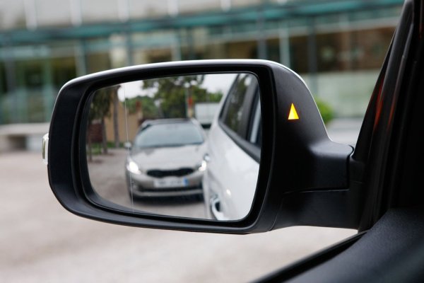 Съвременните огледала за обратно виждане често работят в тандем с асистенти за паркиране. Тези системи помагат на шофьорите да паркират безопасно, особено в тесни пространства. Камерите, монтирани на страничните огледала, показват информация на екрана на мултимедийната система за случващото се около автомобила, позволявайки на водача да се ориентира дори в най-трудните ситуации.

В някои автомобили можете да намерите система за съраунд изглед, която с помощта на камери, инсталирани отпред, отзад и отстрани на автомобила, ви позволява да видите околното пространство от височина. Това значително опростява процеса на паркиране и минимизира риска от сблъсък с препятствия.
