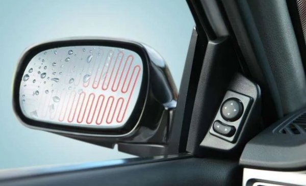 Друга полезна характеристика на огледалата за обратно виждане е вграденото отопление. Това е особено актуално през студения сезон, когато огледалата могат да се замъглят или да се покрият с лед. Отопляемите огледала ви позволяват бързо да премахнете влагата или замръзването от повърхността им, без да напускате колата и без да използвате допълнителни продукти.

Системата за отопляеми огледала се активира автоматично заедно с отоплението на задното стъкло или може да се активира отделно. Това значително подобрява видимостта и безопасността на пътя при лоши метеорологични условия.
