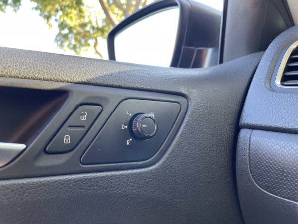 При по-старите автомобили страничните огледала трябваше да се регулират ръчно, което беше неудобно и трудно по време на шофиране. Днес почти всички автомобили са оборудвани с електрическо регулиране на огледалата, което ви позволява да регулирате позицията им директно от шофьорската седалка.

Тази функция е особено полезна, ако колата се използва от няколко души с различна височина и предпочитания. Много машини имат памет за настройки, която позволява огледалата автоматично да се връщат в предварително зададеното положение.
