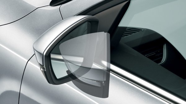 Автоматичното сгъване на огледалата е не само удобство, но и начин да ги предпазите от повреди при паркиране в тесни пространства. Когато заключите колата си, страничните огледала автоматично се сгъват, намалявайки вероятността да бъдете блъснати от други коли или пешеходци. Това е особено полезно в тесни улички, паркинги или гаражи с ограничено пространство.

В допълнение, някои автомобили могат да настроят огледалата да се сгъват автоматично, когато са на задна предавка за по-лесно паркиране.
