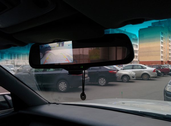 Една от най-новите технологични иновации са интериорните огледала с вградени дисплеи. Вместо обичайното отражение в огледалото, водачът вижда изображението от камерата, инсталирана в задната част на автомобила. Това ви позволява да получите по-ясна картина, особено при лоша видимост или при условия на дъжд и кал.

Такива огледала предлагат не само широкоъгълен изглед, но и възможност за подобрена нощна видимост, тъй като камерата може да предава изображение дори при слаба светлина. В резултат на това водачът винаги вижда какво се случва зад колата, без да се налага да поглежда назад.
