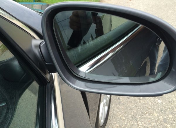 При паркиране или движение на заден ход е много важно да наблюдавате не само ситуацията зад вас, но и бордюрите или други препятствия отстрани. Много съвременни автомобили предлагат автоматично регулиране на страничните огледала при движение на заден ход. Огледалата са леко спуснати надолу, така че водачът да може да вижда по-добре колелата и да се ориентира при паркиране.

Тази функция е особено полезна при паралелно паркиране в тесни пространства или на стръмни хълмове. Той избягва повреда на джанти или гуми на бордюри, а също така помага за по-точно извършване на маневри.

