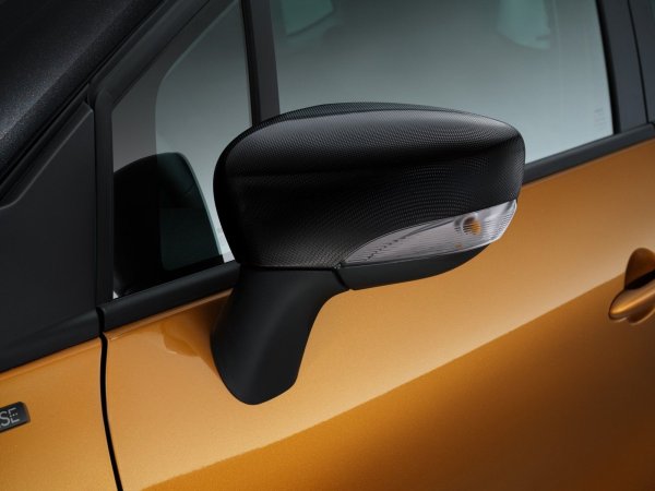 Някои автомобили са оборудвани с функция за автоматично паркиране, която използва широко огледала за обратно виждане и други сензори за безопасно маневриране. Системата самостоятелно определя дали има достатъчно място за паркиране и извършва всички необходими маневри.

Тази функция може да бъде истински спасител за шофьори, които се затрудняват да паркират в тесни условия или които просто не са уверени в уменията си. В същото време огледалата за обратно виждане играят важна роля в контролирането на околното пространство и помагат на системата да работи правилно.
