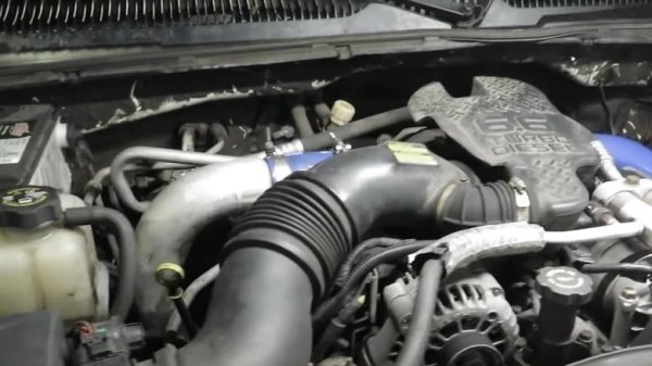 General Motors (GM) представи 6,6-литровия Duramax LB7 през 2001 г. като замесник на V8 двигателя на Detroit Diesel Corporation (DDC). Разработен в сътрудничество с Isuzu, LB7 беше най-съвременният 6,6-литров V8 с четири клапана на цилиндър, произвеждащ 235 до 300 к.с. и въртящ момент от 670 до 720 Нм. В допълнение към турбокомпресора и междинния охладител, GM оборудва LB7 Duramax с иновативна нова технология - Bosch Common Rail Injector, както и с олекотени цилиндрови глави от алуминиева сплав.

Двигателят на GM имаше проблеми с по-ранните системи за впръскване на гориво, като модулите бяха заменени с подобрени версии. Duramax беше поставе в първото поколение Chevrolet Silverado HD и GMC Sierra HD и е смятан за един от най-издръжливите и достъпни дизелови двигатели на своето време, който предлага и нисък разход на вредни емисии.
