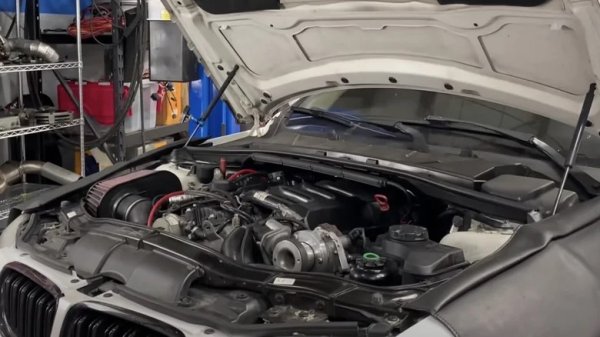 BMW M57 е шестцилиндров двигател, като се счита за най-добрия дизел на баварския автомобилен производител. При пътническите автомобили той обикновено произвежда от 150 к.с. и 300 Нм до 286 к.с. и 780 Нм, докато версията на автомобила за рали „Дакар"генерира 320 к.с. и 780 Нм. Произвеждан е от 1998 до 2010 г. сано, BMW го предлага в три различни работни обема - 2,5, 2,9 и 3,0 литра, съчетани с разнообразие от изключителни аксесоари, включително турбокомпресор с променлива геометрия, инжектор на Bosch, дизелов филтър за твърди частици и маховик с двойна маса.

Въпреки това системата за впръскване Common Rail е функцията, заради която този мотор попада сред най-добрите дизелови двигатели, създавани някога. Благодарение на нея при огромно налягане дизеловото гориво е напълно разпръснато, което води до по-ефективно и по-чисто изгаряне.
