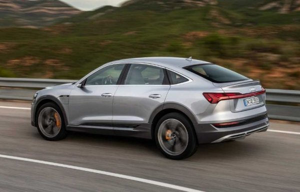 Сред електрическите &bdquo;паркетни&ldquo; кросоувъри на германската тройка само Audi предлага купеобразен модел. Неговата топ-версия предстои да бъде представена съвсем скоро, като ще развива мощност от 503 к.с. Цените на електромобила започват от 75 920 евро.