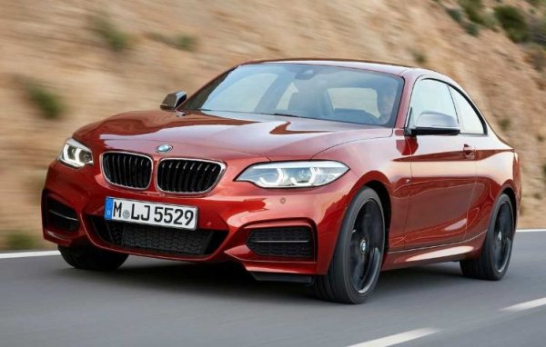 В така наречения клас „Голф“ единствено BMW предлага купе. Това е и единственият малък баварски модел със задно предаване, тъй като хечбекът 1-Series, миниванът 2-Series (Active Tourer и Gran Tourer), както и кросоувърите X1 и X2 са с предно или с 4х4. Двигателите на купето са с обем от 1,5 до 3,0 литра, като най-мощният развива 450 к.с. Цените на 2-Series Coupe започват от 31 200 евро.