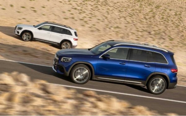 Audi и BMW имат достатъчно компактни кросоуъри, но нито един от тях не е директен конкурент на GLB. Двигателите на модела на Mercedes са с обем от 1,3 до 2,0 литра, като максималната мощност е 306 к.с. Базовата версия на GLB струва 32 800 евро.