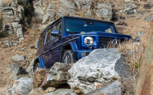 И трите германски производителя предагат големи кросоувъри, но само Mercedes-Benz има в гамата си истински всъдеход. Култовата G-Class смени поколенията преди 2 години, като е оборудвана с понижаващи предавки и три блокиращи диферециала. Двигателите са с обем от 3,0 до 4,0 литра, като най-мощният е 585 к.с. Цените на всъдехода стартират от 130 000 евро.