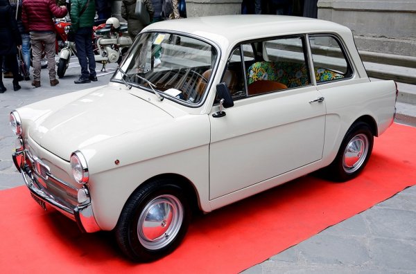 Autobianchi e създадена през 1955 като съвместно предприятие на Fiat, Pirelli и прочутия производител на велосипеди Bianchi. Компанията започва да произвежда по-луксозни версии на най-масовите модели на Fiat. Bianchina (на снимката) е вариант на Fiat 500 от края на 50-те, с двигател с обем 0.479 литра, и с 15 коня мощност.