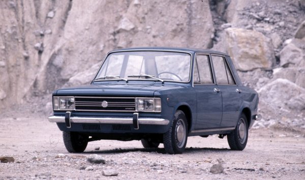 Това е седан с 4 врати, произвеждан от 1969 до 1972 - най-големият модел в историята на марката. Конструкцията е модерна за времето си, с предно предаване, и доста близка до Fiat 128. 
