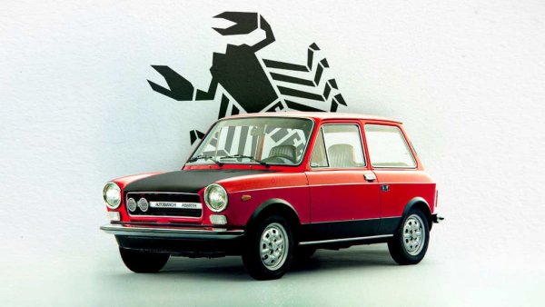 През 1971 на пазара се появява и спортна версия на А112, създадена от Abarth. Тук 0.98-литровият двигател е изцяло преработен от тунинг ателието на Fiat, добавени са му спортна изпускателна система, twin-choke карбуратор и подсилен разпределителен вал. През 1975 работният обем е увеличен до 1050 куб. см, а мощността става 70 конски сили - впечатляващо за кола, тежаща едва 700 килограма. 
