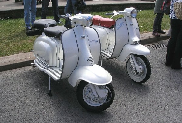 Компанията Innocenti е създадена още през 1933 от Фердинандо Иноченти в Ламбрате, едно от предградията на Милано. Създава си име със скутерите Lambretta - на снимката е SX200.

