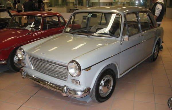 През 1972 BMC, която междувременно се е превърнала в British Leyland, решава изцяло да откупи Innocenti и плаща 3 милиона лири за правата и фабриките. Няколко различни модела на Austin се превръщат в Innocenti, като това J4 на снимката. Но само няколко години по-късно British Leyland окончателно фалира и е национализиран от британското правителство. 

